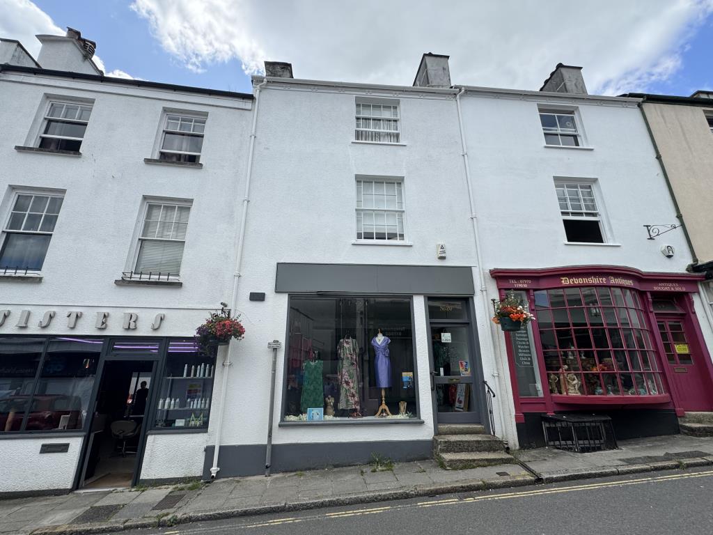 Lot: 34 - TOWN CENTRE RETAIL UNIT FOR INVESTMENT - Photograph taken from the outside of the property